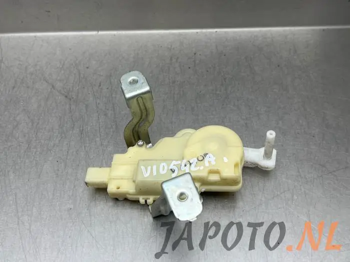 Moteur de verrouillage clapet réservoir Toyota Yaris