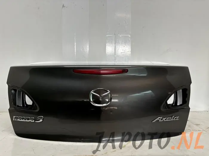 Couvercle coffre Mazda 3.